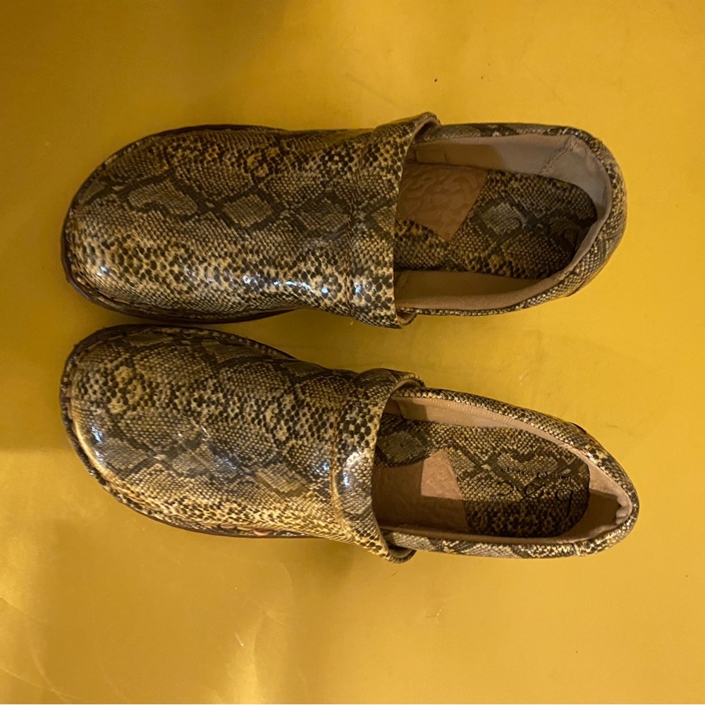 B.O.C.  Snakeskin patterned leather Mules US 9